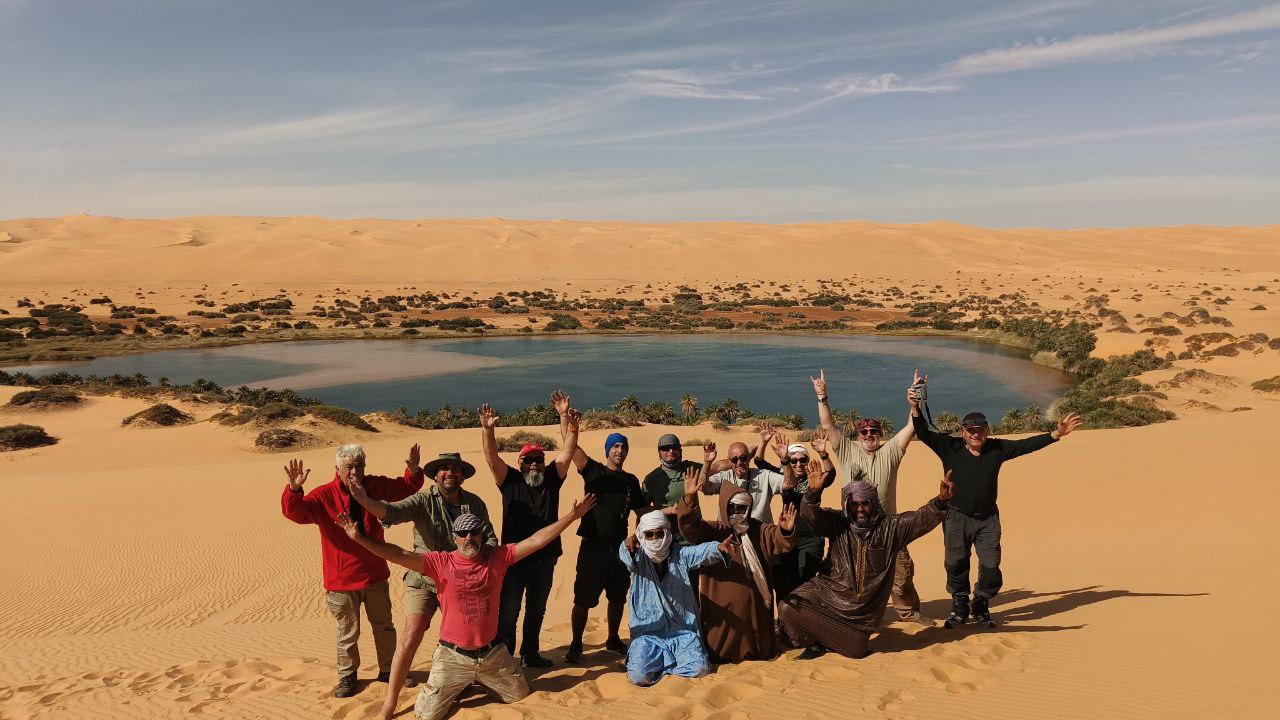 مجموعة سياحية في الصحراء الليبية
