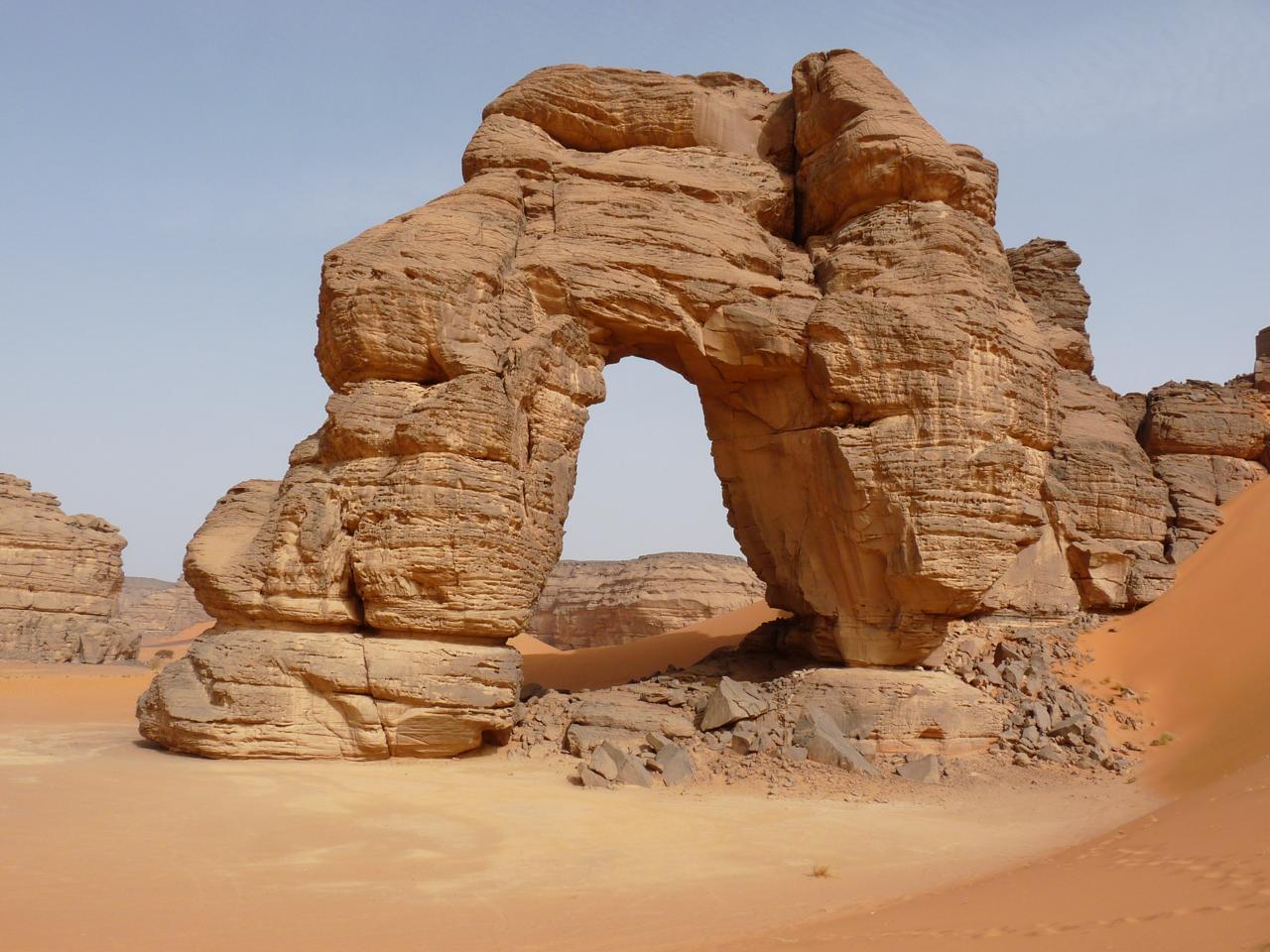 تكوينات صخرية في الصحراء الليبية